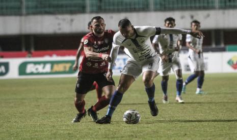 Pesepak bola PSIS Semarang Wallace Costa (kanan) berebut bola dengan pesepak bola Bali United Ilija Spasojevic (kiri) saat pertandingan Liga 1 di Stadion Maguwoharjo, Sleman, DI Yogyakarta, Minggu (31/10/2021). Pertandingan itu berakhir dengan skor 0-0.