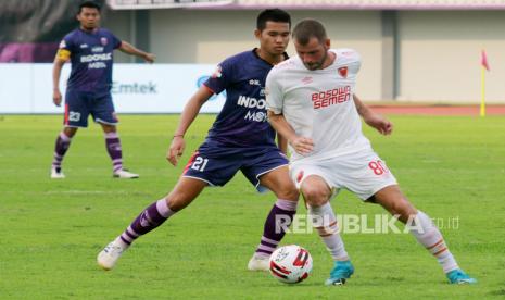 Pesepak bola PSM Makasar Willem Jan Pluim (kanan) dibayangi pesepak bola Persita Tangerang Aditia Gigis Hermawan (kiri) menggiring bola pada pertandingan putaran pertama Shopee Liga 1 2020 di Stadion Sport Centre Kelapa Dua, Tangerang, Banten, Jumat (6/3/2020).(Antara/Muhammad Iqbal)