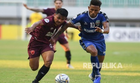 Pemain asal Brasil Wander Luiz Dias (kanan) berlatih dengan Persib.