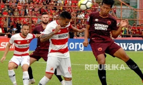 Pesepak bola PSM Makassar M Rahmat (kanan) berebut bola dengan pesepak bola Madura United Alberto Goncalves Da Costa (kedua kanan) pada laga semi final Piala Indonesia di Stadion Andi Mattalatta, Makassar, Sulawesi Selatan, Minggu (30/6/2019). 