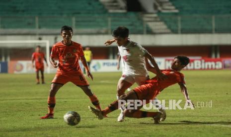 Pesepak bola PSM Makassar M. Riski (tengah) berebut bola dengan pesepak bola Persiraja Banda Aceh Ramadhan (kanan) saat pertandingan Liga 1 di Stadion Maguwoharjo, Sleman, DI Yogyakarta, Senin (13/12/2021). Pertandingan tersebut berakhir imbang dengan skor 0-0. 