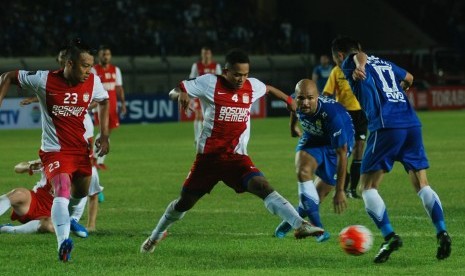 Pesepak bola PSM Makassar Wasyiat Hasbullah (tengah) berebut bola dengan pesepak bola Persib Bandung Sergio van Dijk (kedua kanan) dan Shohei Matsunaga (kanan) pada laga Grup C Piala Presiden 2017 di Stadion Si Jalak Harupat Soreang, Kabupaten Bandung, Jaw