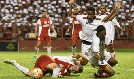 Pesepak bola PSM Makassar Willem Jam Pluim (kiri) berebut bola dengan dua pesepak bola Persipura Jayapura Yohanis Tjoe (kanan) dan Ruben Karel Sanadi (tengah) saat pertandingan persahabatan di Stadion Mattoanging, Gelora Andi Mattalatta, Makassar, Sulawesi Selatan, Rabu (5/4). 