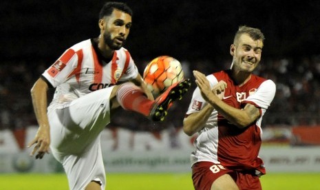 Pesepak bola PSM Makassar Willem Jan Puim (kanan) berebut bola dengan pesepak bola Persija Jakarta William Silva Costa saat bertanding dalam lanjutan Indonesia Soccer Championship (ISC) 2016 di stadion Mattoanging Gelora Andi Mattalatta Makassar, Sulawesi 