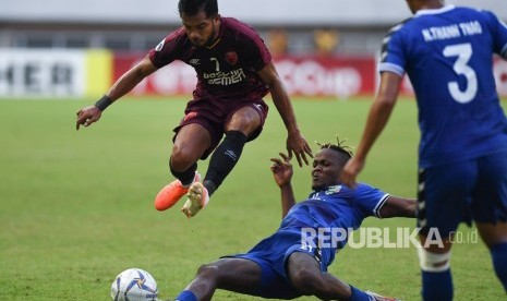 Pesepak bola PSM Makassar Zulham Zamrun (kiri) berusaha melewati pesepak bola Becamex Binh Duong asal Vietnam Victor Nabay Mansaray pada semi final leg kedua Piala AFC 2019 zona Asean di Stadion Pakansari, Bogor, Jawa Barat, Rabu (26/6/2019). 