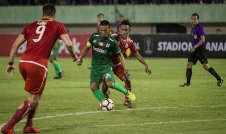 Pesepak bola PSMS Medan Legimin Raharjo (kiri) berusaha melewati pesepak bola Persija Jakarta Ramdani Lestaluhu (kanan) pada pertandingan semifinal Leg I Piala Presiden 2018 di Stadion Manahan, Solo, Jawa Tengah, Sabtu (10/2). 