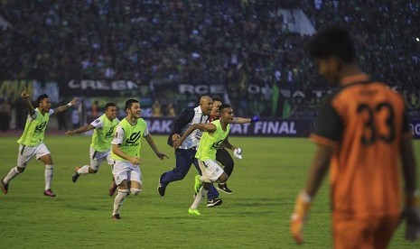 Para pemain PSMS Medan merayakan kemenangan atas Persebaya Surabaya pada pertandingan delapan besar Piala Presiden di Stadion Manahan Solo, Jawa Tengah, Sabtu (3/2). PSMS menang 4-3 dan lolos ke semifinal.