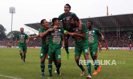 Pesepak bola PSMS Medan meluapkan kegembiraan usai mencetak gol ke gawang Persija Jakarta pada kompetisi Liga 1 Gojek di Stadion Teladan Medan, Sumatera Utara, Jumat (6/4).