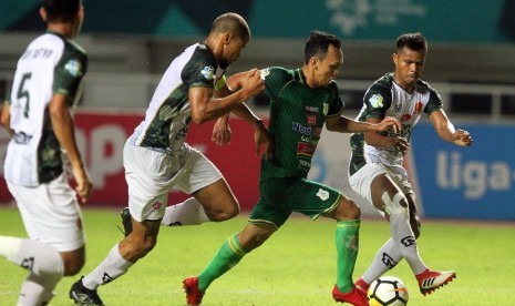 Pesepak bola PSMS Medan Rachmat Hidayat (kedua kanan) berusaha menguasai bola menghindari pesepak bola PS Tira pada laga Liga 1 Indonesia 2018 di Stadion Pakansari, Bogor, Jawa Barat, Rabu (5/12/2018).