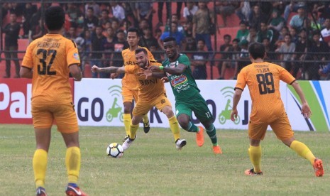 Pesepak bola PSMS Medan Wilfred Yessoh (kedua kanan) berusaha melewati sejumlah pesepak bola Bhayangkara FC pada pertandingan Gojek Liga 1 2018 di Stadion Teladan Medan, Sumatera Utara, Sabtu (31/3). Bhayangkara FC berhasil mengalahkan tuan rumah PSMS Medan dengan skor 2-1.