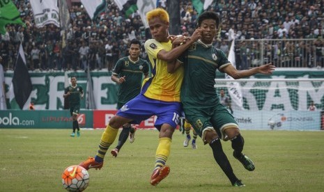 Pesepak bola PSS Sleman Angga Setiawan (kanan) berebut bola dengan pesepak bola Persegres Gresik United Husni Mubarok (kiri) saat laga Piala Presiden 2017 di Stadion Maguwoharjo, Sleman, DI Yogyakarta, Rabu (15/2). 