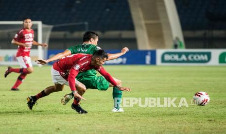 Pesepak bola PSS Sleman Arthur Irawan (kanan) saat beradu fisik dengan pesepak bola Bali United Lilipaly (kedua kanan) saat pertandingan sepak bola perempat final Piala Menpora 2021 di Stadion Si Jalak Harupat, Kabupaten Bandung, Jawa Barat, Senin (12/4/2021).