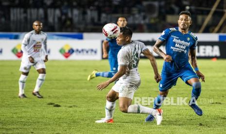 Pesepak bola PSS Sleman Asyraq Gufron R (kedua kanan) menyundul bola dibayangi pesepak bola Persib Bandung Wander Luiz Queiroz Dias (kanan) saat pertandingan Sepak Bola Liga 1 2020 di stadion Si Jalak Harupat, Kabupaten Bandung, Jawa Barat, Ahad (15/3/2020).(Antara/M Agung Rajasa)