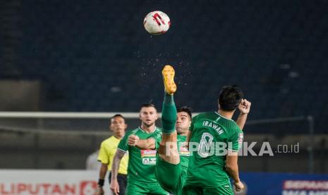 Pesepak bola PSS Sleman Fabiano (tengah) melakukan tendangan saat pertandingan sepak bola perempat final Piala Menpora 2021 di stadion Si Jalak Harupat, Kabupaten Bandung, Jawa Barat, Senin (12/4/2021). 