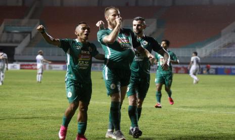 Pesepak bola PSS Sleman Mario Maslac (tengah) melakukan selebrasi bersama rekan setimnya setelah mencetak gol ke gawang Arema FC dalam laga lanjutan Liga 1 di Stadion Pakansari, Kabupaten Bogor, Jawa Barat, Minggu (19/9/2021). PSS Sleman tundukan Arema FC dengan skor akhir 2-1.