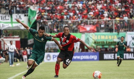 Pesepak bola PSS Sleman, Rizki Novriansyah (kiri), berebut bola dengan pesepak bola Persipura, Yohanis Tjoe (kanan), saat laga Piala Presiden 2017 di Stadion Maguwoharjo, Sleman, DI Yogyakarta, Sabtu (4/2). 