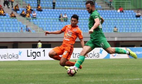 Wahyudi Setiawan Hamisi (kiri) resmi bergabung dengan PSS Sleman untuk musim 2023/2024.