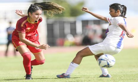 Pesepak bola putri DKI Jakarta Sabreena Ashleigh (kiri) berebut bola dengan pesepak bola putri Kalteng Elis Tribuana (kanan) saat bertanding pada penyisihan Grup B cabor sepak bola putri PON Papua 2021 di Stadion Katapal, Kabupaten Merauke, Papua, Kamis (7/10).