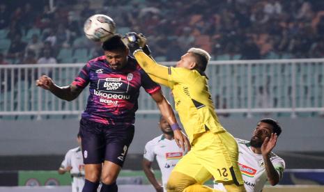 Pesepak bola Rans Nusantara FC Wander Luiz (kiri) berebut bola di udara dengan pesepak bola PSS Sleman M Ridwan (kanan) dalam pertandingan BRI Liga 1 di Stadion Pakansari, Kabupaten Bogor, Jawa Barat.