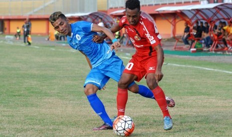 Pesepak bola Semen Padang, Boas Atururi (kanan) berusaha melewati kawalan pesepak bola PSCS Cilacap, Risman Maidullah (kiri) saat penyisihan Turnamen Piala Presiden Grup E di Stadion Gelora Ratu Pamelingan (SGRP) Pamekasan, Jawa Timur, Selasa (14/2). 