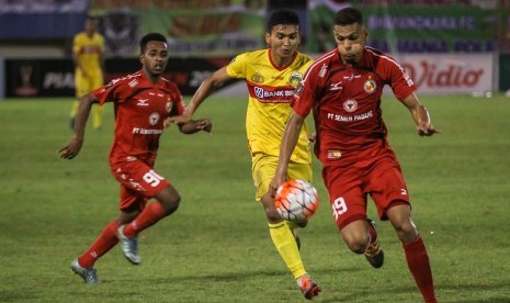 Pesepak bola Semen Padang Cassio Fransisco De Jesus (kanan) berusaha melewati hadangan pesepak bola Bhayangkara FC Dendy Sulistyawan (tengah) pada pertandingan perempat final Piala Presiden 2017 di Stadion Manahan, Solo, Ahad (26/2). Pada malam ini Semen P