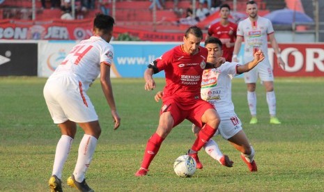 Pesepak bola Semen Padang FC Flavio Beck Junior (tengah) berebut bola dengan pesepak bola Persija Jakarta Dwi Arya (kanan) pada pertandingan lanjutan Liga 1 2019 di Stadion GOR H Agus Salim, Padang, Sumatera Barat, Kamis (7/11/2019).