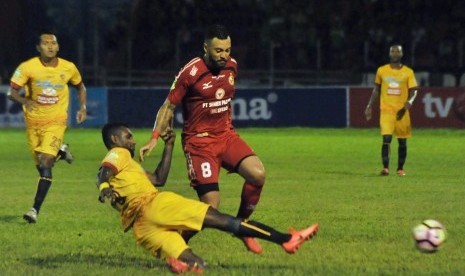 Pesepak bola Semen Padang FC, Marcel Sacramento (kanan) berebut bola dengan pemain Sriwijaya FC, Rudolof Yanto Basna (kiri) pada pertandingan Liga 1, di stadion GOR H Agus Salim, Padang, Sumatra Barat, Senin (17/4).