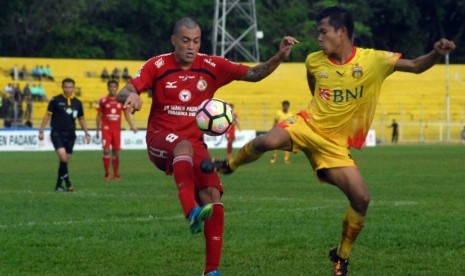 Pesepak bola Semen Padang FC Marcel Sacramento (kiri) berebut bola dengan pemain Bhayangkara FC Wahyu Subu Seto (kanan) pada pertandingan lanjutan Liga 1 Indonesia di Stadion GOR H Agus Salim, Padang, Sumatera Barat, Jumat (15/9). 