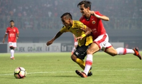 Pesepak bola Semen Padang FC Riko Simanjuntak (kiri) berebut bola dengan pesepak bola Persija Jakarta M Rezaldi Hehanusa (kanan) pada pertandingan Gojek Traveloka Liga 1, di Stadion Patriot Candrabhaga, Bekasi, Jawa Barat, Ahad (22/10). Pada pertandingan tersebut, tuan rumah Persija Jakarta berhasil mengalahkan Semen Padang FC dengan skor akhir 2-0. 