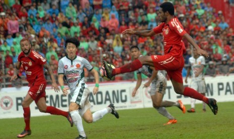 Pesepak bola Semen Padang FC, Vendry Mofu (kanan) mengontrol bola dibayangi pesepak bola PS TNI, Soonhak Hong (tengah), pada pertandingan terakhir Liga 1 Gojek Traveloka, di Stadion GOR H Agus Salim, Padang, Sumatera Barat, Ahad (12/11). 