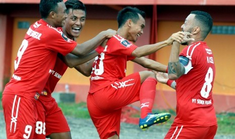 Pesepak bola Semen Padang, Rico Simanjuntak (kedua kanan) melakukan selebrasi usai mencetak gol ke gawang PSCS saat penyisihan Turnamen Piala Presiden Grup E di Stadion Gelora Ratu Pamelingan (SGRP) Pamekasan, Jawa Timur, Selasa (14/2).