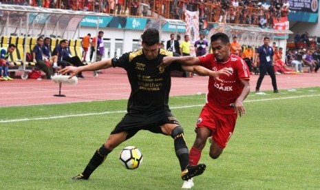 Pesepak bola Sriwijaya FC Alan Henrique (kiri) berusaha menghadang pesepak bola Persija Jakarta Rizki Ramdani Lestaluhu (kanan) pada laga pertandingan Gojek Liga 1 Persija Jakarta melawan Sriwijaya FC, di Stadion Wibawa Mukti, Cikarang, Kabupaten Bekasi, Jawa Barat, Sabtu (24/11/2018). 