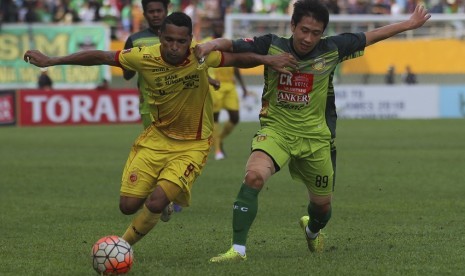 Pesepak bola Sriwijaya FC Alberto Goncalves (kiri) berebut bola dengan pesepak bola Bhayangkara FC Lee Yu Jun (kanan) dalam lanjutan kompetisi Indonesia Soccer Championship (TSC) A di Stadion Gelora Sriwijaya Jakabaring (GSJ) Palembang, Sumatra Selatan, Mi