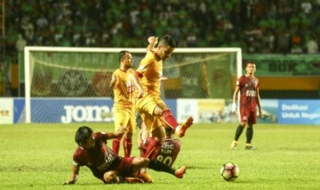 Para pemain Sriwijaya FC (kuning) dalam salah satu pertandingan Liga 1 2017.