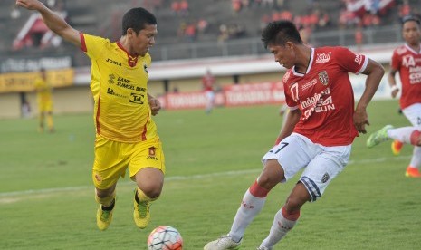 Pesepak bola Sriwijaya FC Eka Ramdani (kiri) berebut bola dengan pesepak bola Bali United Agus Nova Wiantara dalam Pertandingan Torabika Soccer Championship di Stadion I Wayan Dipta, Gianyar, Bali, Jumat (19/8). 