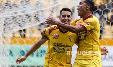 Pesepak bola Sriwijaya FC Esteban Gabriel Vizcara (kiri) melakukan selebrasi bersama rekan satu timnya Alberto Goncalves Da Costa (kanan) seusai mencetak gol kegawang Mitra Kukar FC saat pertandingan Liga 1 2018 di Stadion Gelora Sriwijaya Jakabaring (GSJ), Palembang, Sumatra Selatan, Senin (30/11/2018).