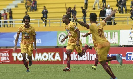 Pesepak bola Sriwijaya FC Hilton Moreira (tengah) melakukan selebrasi seusai mencetak gol ke gawang Borneo FC dalam pertandingan Gojek Traveloka Liga 1 di Stadion Gelora Sriwijaya Jakabaring (GSJ), Jakabaring Sport City (JSC), Palembang, Sumatera Selatan, Sabtu (22/4). 