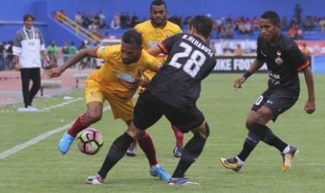 Pesepak bola Sriwijaya FC Manda Cingi (kiri) berebut bola dengan pesepak bola Persija Jakarta Muhammad Hargianto (kanan) pada pertandingan Gojek Traveloka Liga 1 di Stadion Madya Bumi Sriwijaya, Palembang, Sumatera Selatan, Sabtu (7/10). Sriwijaya FC menang dengan skor 1-0 atas tamunya Persija Jakarta. 