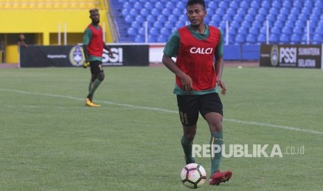 Pesepak bola Sriwijaya FC Zulfiandi (kanan) yang merupakan pemain Timnas U19 Indonesia mengikuti latihan perdana bersama Sriwijaya FC di Stadion Madya Bumi Sriwijaya Palembang, Sumatera Selatan, Senin (4/12). 