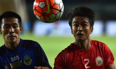 Pesepak bola Sulsel Abdul Azis (kanan) berebut bola dengan pesepak bola Jabar Henhen Herdiana (kiri) pada final PON XIX di Stadion Si Jalak Harupat, Kabupaten Bandung, Jawa Barat, Rabu (28/9). 