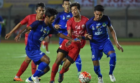 Pesepak bola Sulsel Muh Fadlan Gufran (tengah) mencoba melewati pesepak bola Jabar Agil Munawar (kiri) dan Sugianto pada laga final PON XIX di Stadion Si Jalak Harupat, Kabupaten Bandung, Jawa Barat, Rabu (28/9). 