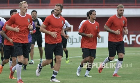 Pesepak bola tim Bali United Nick Van den Valden (kiri), Ilija Spasojevic (kedua kiri), Irfan Bachdim (kedua kanan) dan Kevin Brands mengikuti sesi latihan menjelang laga Piala AFC 2018 di Stadion Kapten I Wayan Dipta, Gianyar, Bali, Selasa (6/3).