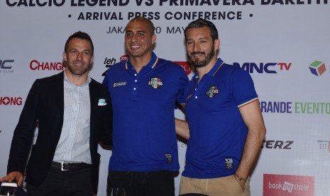 Pesepak bola tim Calcio Legend Alessandro Del Piero (kiri), David Trezeguet (tengah) dan Gianluca Zambrotta (kanan) menghadiri konferensi pers jelang pertandingan Calcio Legend vs Primavera Baretti di Jakarta, Jumat (20/5). (Antara/Hafidz Mubarak A.)