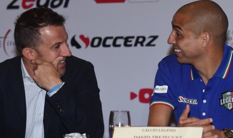 Mantan bintang Juventus Alessandro Del Piero (kiri) berbincang dengan David Trezeguet (kanan).