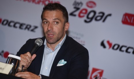 Pesepak bola tim Calcio Legend Alessandro Del Piero menjawab pertanyaan wartawan saat konferensi pers jelang pertandingan Calcio Legend vs Primavera Baretti di Jakarta, Jumat (20/5).   (Antara/Hafidz Mubarak A.)