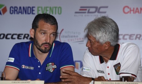 Pesepak bola tim Calcio Legend Gianluca Zambrotta (kiri) berbincang dengan dengan Pelatih tim Primavera Barretti Danurwindo (kanan) saat konferensi pers jelang pertandingan Calcio Legend vs Primavera Baretti di Jakarta, Jumat (20/5). (Antara/Hafidz Mubarak