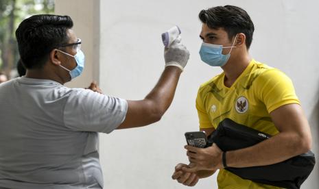 Pesepak bola tim nasional Indonesia senior Nadeo Argawinata diukur suhu tubuhnya saat akan mengikuti latihan di Stadion Madya, Kompleks Gelora Bung Karno, Senayan, Jakarta, Jumat (7/8/2020). Sebanyak 24 pesepak bola senior mengikuti latihan perdana pada masa pandemi Covid-19.