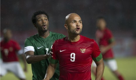 Pesepak bola tim nasional Indonesia, Sergio van Dijk (kanan), dan pesepak bola Arab Saudi, Kamil Saddiq E Almoussa, saat laga kualifikasi Piala Asia 2015 di Stadion Gelora Bung Karno, Jakarta, Sabtu (23/3). 