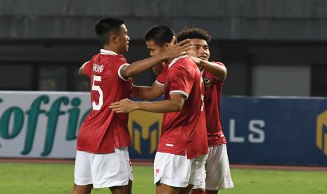 Pesepak bola Tim Nasional Indonesia U-19 Hokky (tengah) merayakan golnya ke gawang Tim Nasional Brunei Darussalam bersama rekan setimnya dalam laga penyisihan Grup A Piala AFF U19 2022 di Stadion Patriot Chandrabhaga, Bekasi, Jawa Barat, Senin (4/7/2022).