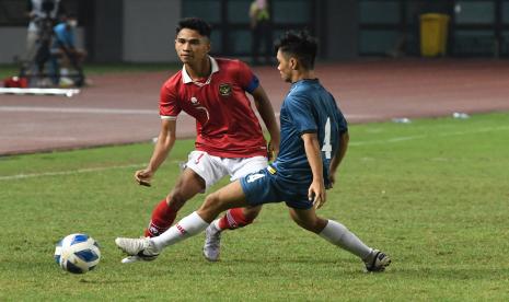 Pemain timnas Indonesia U-22 Marselino Ferdinan (kiri) 